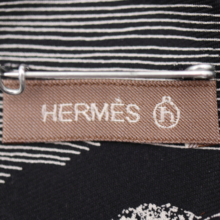 新古未使用展示品 HERMES エルメス ブローチMM プティアッシュ ブローチ H1022508 92 ポロサス シルク ブラウン系 ブラック シルバー金具 バッジ クロコダイル