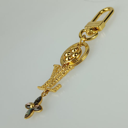 LOUIS VUITTON ルイヴィトン キーホルダー ポルト クレ・LV ワンダー オブ シー M01650 ゴールド メタル ユニセックス キーリング