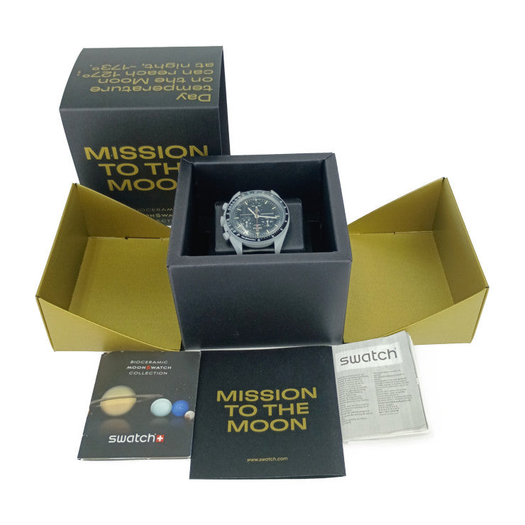 新古未使用展示品 OMEGA オメガ 腕時計 OMEGA×SWATCH コラボ ミッション トゥ ザムーン GOLD S033M100-105 黒 バイオセラミック クロノ クオーツ 2023年5月のみの限定モデル 希少