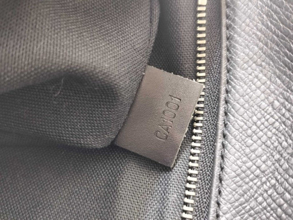 LOUIS VUITTON ルイヴィトン セカンドバッグ カルガ M30812 アルドワーズ(ブラック)系 タイガ メンズ シルバー金具