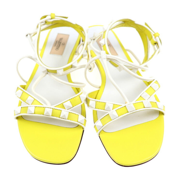 新品未使用展示品 Valentino Garavani ヴァレンティノ ガラヴァーニ フラットサンダル サンダル PW2S0F16 表記サイズ 36 1/2 レザー イエロー ホワイト ロックスタッズ ストラップ 参考サイズ23.5cm