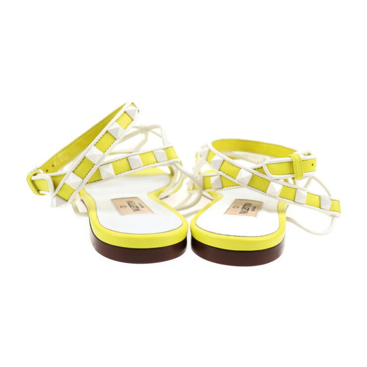 新品未使用展示品 Valentino Garavani ヴァレンティノ ガラヴァーニ フラットサンダル サンダル PW2S0F16 表記サイズ 36 1/2 レザー イエロー ホワイト ロックスタッズ ストラップ 参考サイズ23.5cm