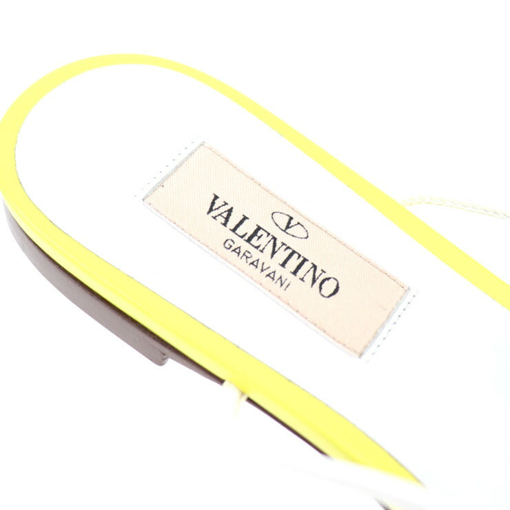 新品未使用展示品 Valentino Garavani ヴァレンティノ ガラヴァーニ フラットサンダル サンダル PW2S0F16 表記サイズ 36 1/2 レザー イエロー ホワイト ロックスタッズ ストラップ 参考サイズ23.5cm