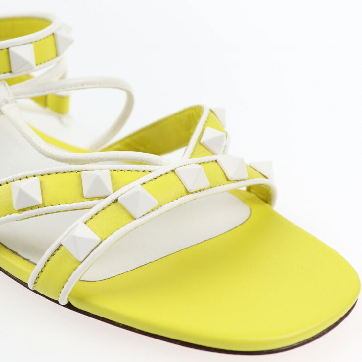 新品未使用展示品 Valentino Garavani ヴァレンティノ ガラヴァーニ フラットサンダル サンダル PW2S0F16 表記サイズ 36 1/2 レザー イエロー ホワイト ロックスタッズ ストラップ 参考サイズ23.5cm