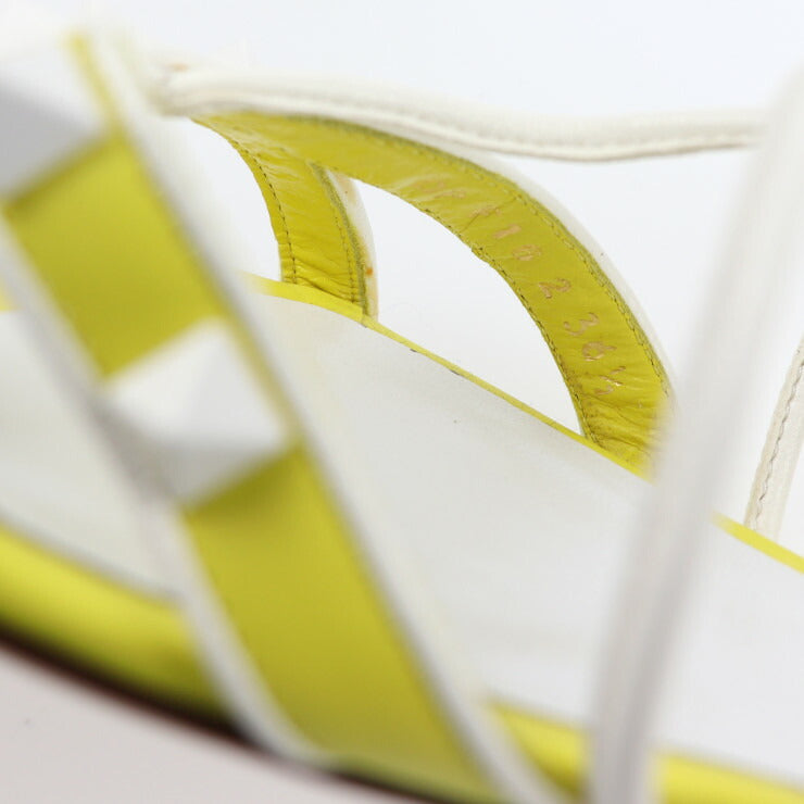 新品未使用展示品 Valentino Garavani ヴァレンティノ ガラヴァーニ フラットサンダル サンダル PW2S0F16 表記サイズ 36 1/2 レザー イエロー ホワイト ロックスタッズ ストラップ 参考サイズ23.5cm