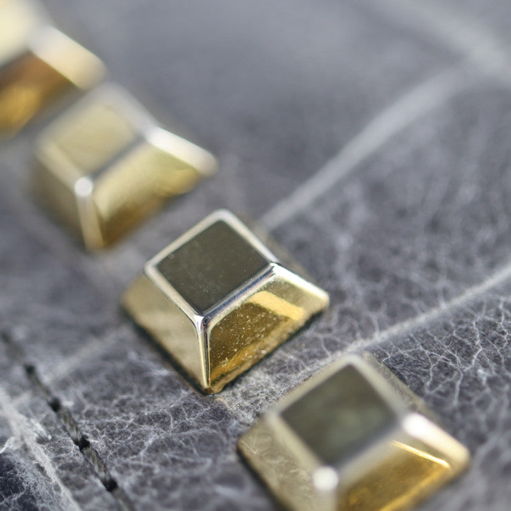 美品 ADMJ エーディーエムジェイ ショルダーバッグ ハンドバッグ クロコ型押しレザー グレー系 ゴールド金具 2WAY クラッチバッグ アクセサリーポーチ スタッズ