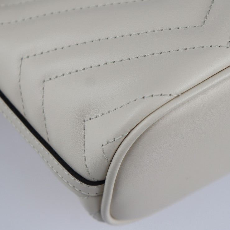 新品未使用展示品 GUCCI グッチ GGマーモント ショルダーバッグ 739166 レザー ホワイト系 アイボリー ゴールド金具 キルティング ハンドバッグ