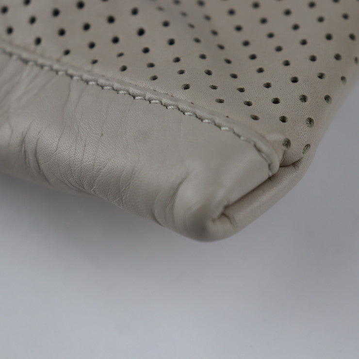 美品 BOTTEGAVENETA ボッテガヴェネタ パンチング クラッチバッグ 566199 レザー アイボリー系 ブラック金具 リストレット セカンドバッグ ポーチ