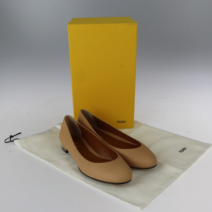 新古未使用展示品 FENDI フェンディ フラットパンプス パンプス 表記サイズ 37 1/2 レザー ベージュ ラウンドトゥ 参考サイズ24.5cm