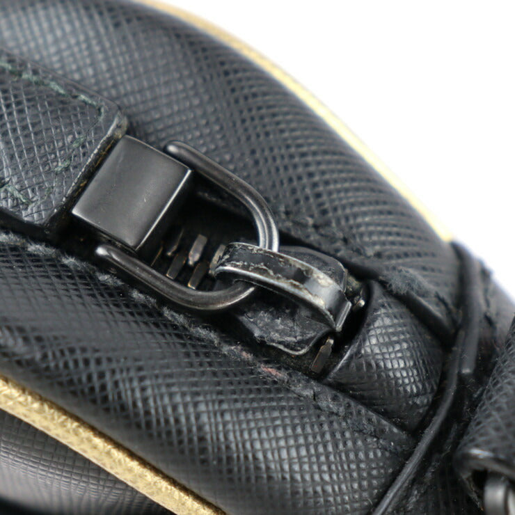 美品 PRADA プラダ トライアングルロゴ ショルダーバッグ 2VH063 サフィアーノレザー ブラック ゴールド系 リストレット 2WAY セカンドバッグ クラッチバッグ 三角ロゴプレート