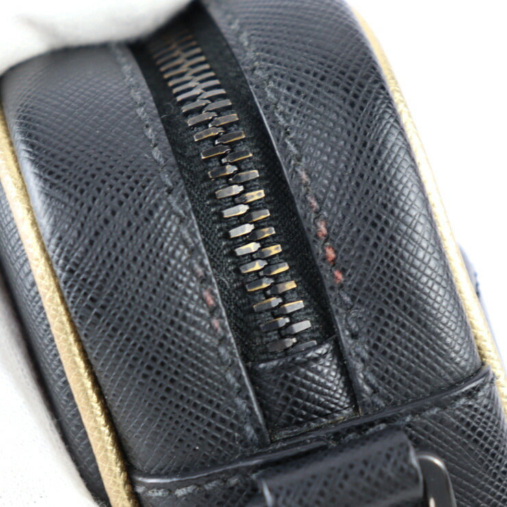 美品 PRADA プラダ トライアングルロゴ ショルダーバッグ 2VH063 サフィアーノレザー ブラック ゴールド系 リストレット 2WAY セカンドバッグ クラッチバッグ 三角ロゴプレート
