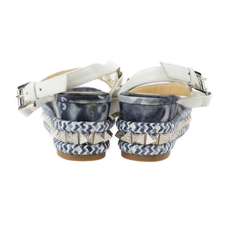 新古未使用展示品 Christian Louboutin クリスチャンルブタン PARACLOU ピラクル サンダル 表記サイズ 35 キャンバス レザー ブルー系 ホワイト シルバー金具 ウェッジソール スクエアスタッズ バックストラップ