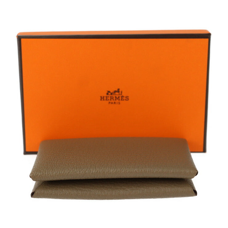 新品未使用展示品 HERMES エルメス カルヴィ カードケース - シェーブル エトゥープ シルバー金具 名刺入れ W刻印 グレージュ系