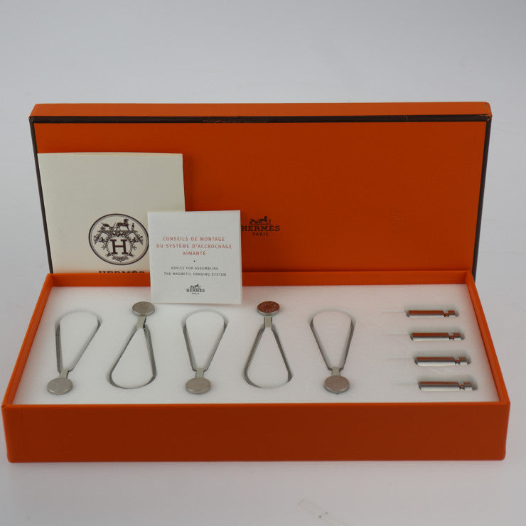 新品未使用展示品 HERMES エルメス FIXATION CARRE BOITIER その他ファッション雑貨 019012S メタル マットシルバー スカーフ用ハンギングセット 壁取付 マグネット式 スカーフホルダー