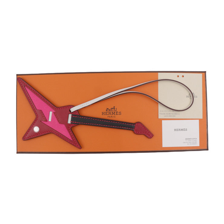 新品未使用展示品 HERMES エルメス ロック バッグチャーム その他小物 - ヴォータデラクト×シェーブルチャムキラ ルージュヴィフ×ローズポップ×ブラック×ブラン シルバー金具 ピック付き ギター型 B刻印