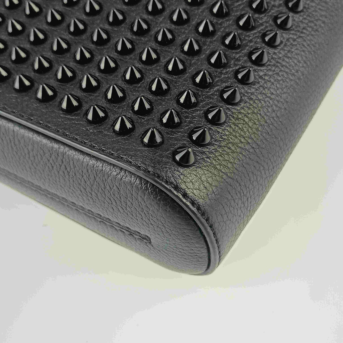 CHRISTIAN LOUBOUTIN クリスチャン ルブタン ショルダーバッグ ベンチレポーター ミディアム 3195034 ブラック カーフレザー メンズ スパイクスタッズ 美品