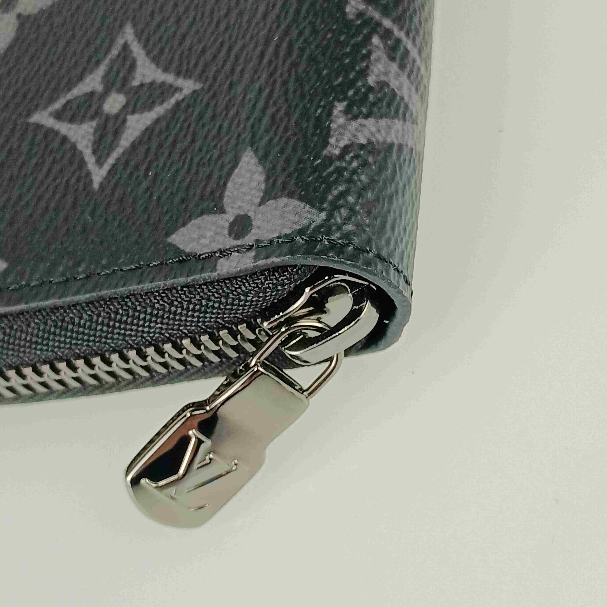 LOUIS VUITTON ルイヴィトン 長財布 モノグラム エクリプス ジッピー オーガナイザー NM M82081 ブラック グレー PVC レザー メンズ ラウンドファスナー シルバー金具 超美品