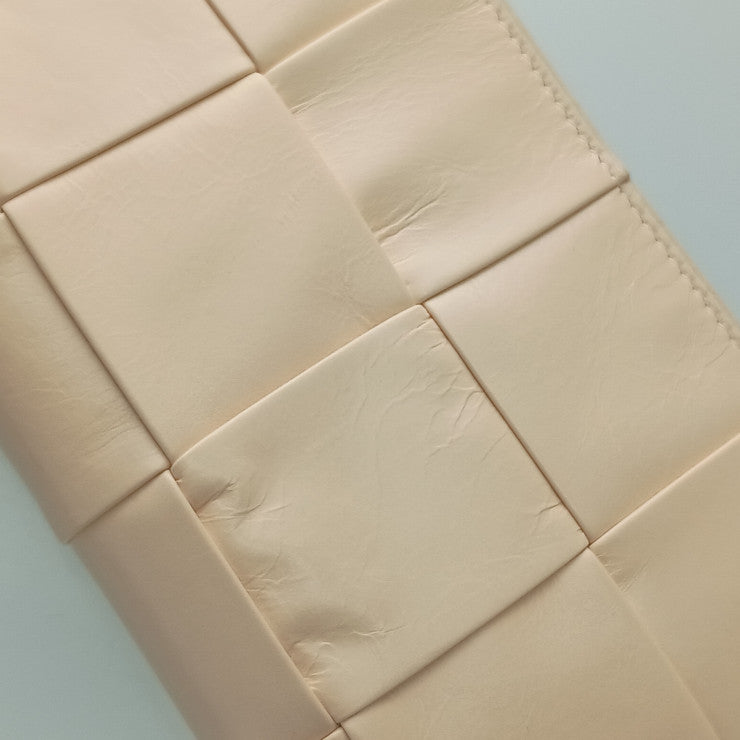 BOTTEGA VENETA ボッテガヴェネタ 長財布 マキシイントレチャート カセット ジップアラウンド ウォレット 690945VCQ72 ピーチ ペーパーカーフレザー レディース ラウンドファスナー シワ加工 シルバー金具 超美品