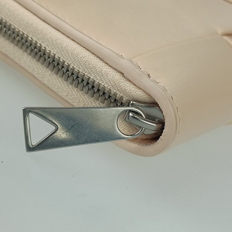 BOTTEGA VENETA ボッテガヴェネタ 長財布 マキシイントレチャート カセット ジップアラウンド ウォレット 690945VCQ72 ピーチ ペーパーカーフレザー レディース ラウンドファスナー シワ加工 シルバー金具 超美品