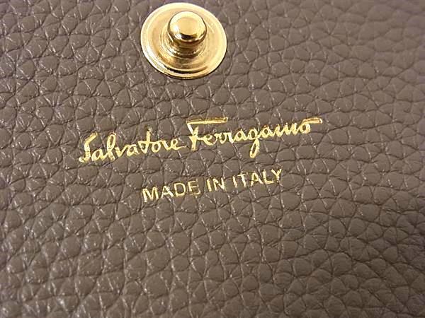 Salvatore Ferragamo フェラガモ 財布 - 22-D502 グレージュ系 レザー レディース スタッズ 二つ折り長財布 ゴールド金具
