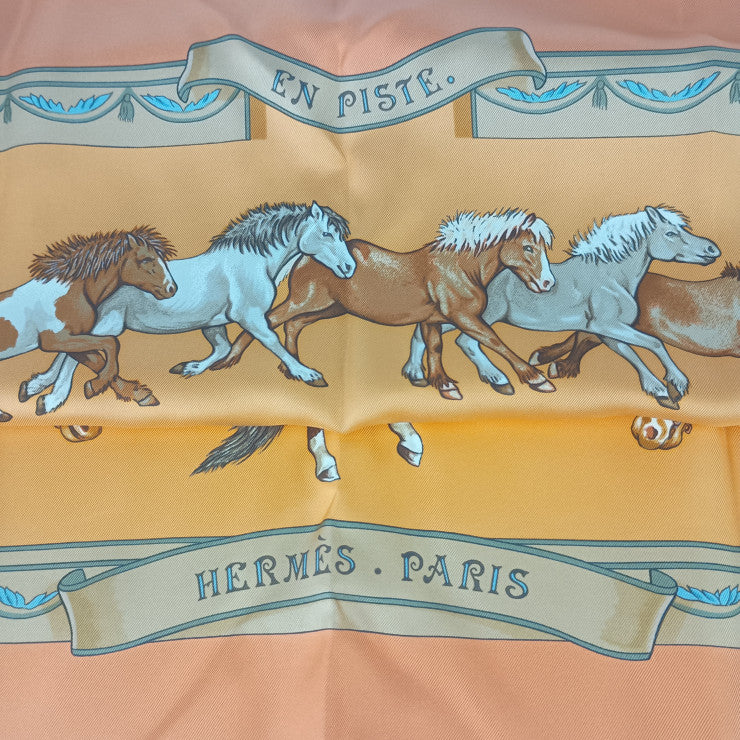 超美品 HERMES エルメス スカーフ カレ90 EN PISTE. オン・ピスト - オレンジ シルク100％ レディース 大判
