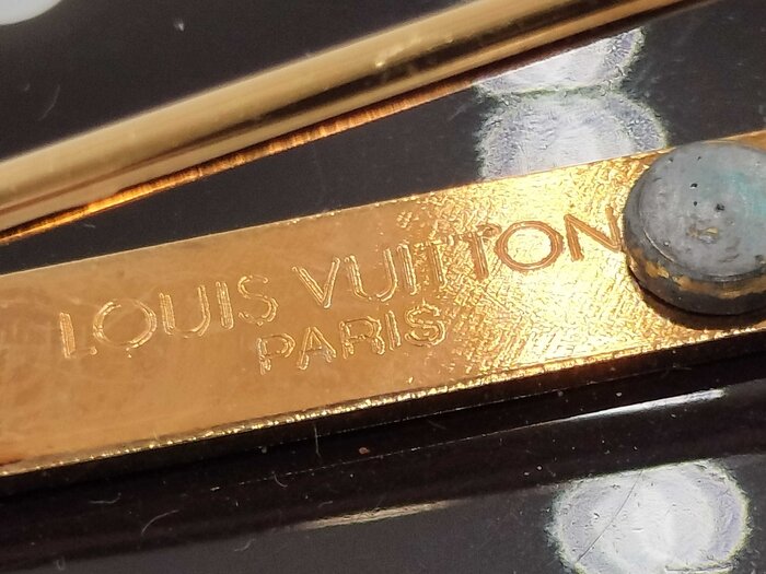 LOUIS VUITTON ルイヴィトン ブローチ ブロッシュエバングルヌリス M64939 ブラウン プラスチック ユニセックス 美品