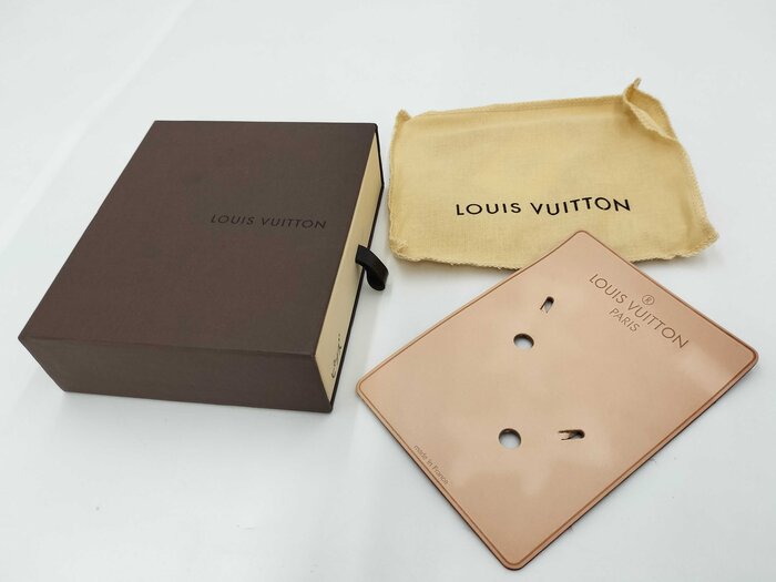 LOUIS VUITTON ルイヴィトン ブローチ ブロッシュエバングルヌリス M64939 ブラウン プラスチック ユニセックス 美品