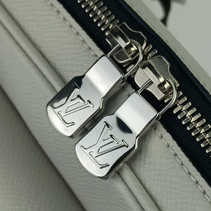 新古未使用展示品 LOUIS VUITTON ルイ ヴィトン ショルダーバッグ タイガラマ アウトドア・メッセンジャー PM M30243 アンタークティカ シルバー金具 タイガ・レザー モノグラム・キャンバス メンズ