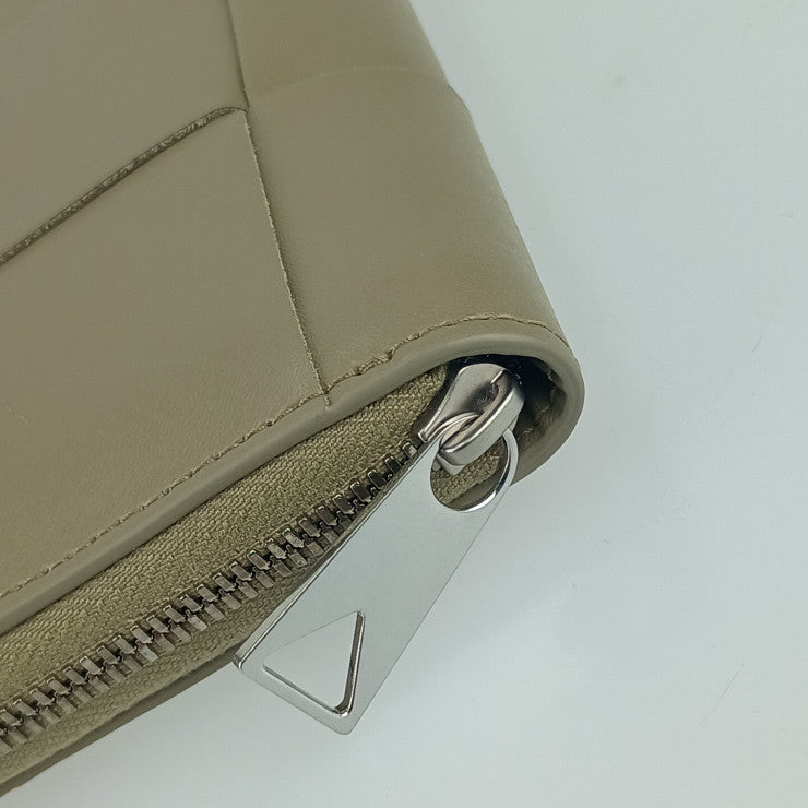 超美品 BOTTEGA VENETA ボッテガヴェネタ 長財布 カセット ラージ ジップアラウンドウォレット 750259 ライトカーキ レザー ユニセックス イントレチャート
