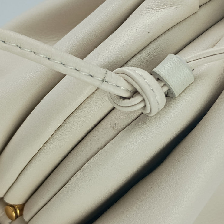 超美品 BOTTEGA VENETA ボッテガヴェネタ ショルダーバッグ ミニ ザ・ポーチ 585852 VCP40 PLASTER ライトベージュ系 ゴールド金具 レザー レディース がま口 クラッチバッグ 2WAY