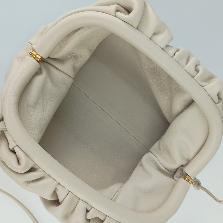 超美品 BOTTEGA VENETA ボッテガヴェネタ ショルダーバッグ ミニ ザ・ポーチ 585852 VCP40 PLASTER ライトベージュ系 ゴールド金具 レザー レディース がま口 クラッチバッグ 2WAY