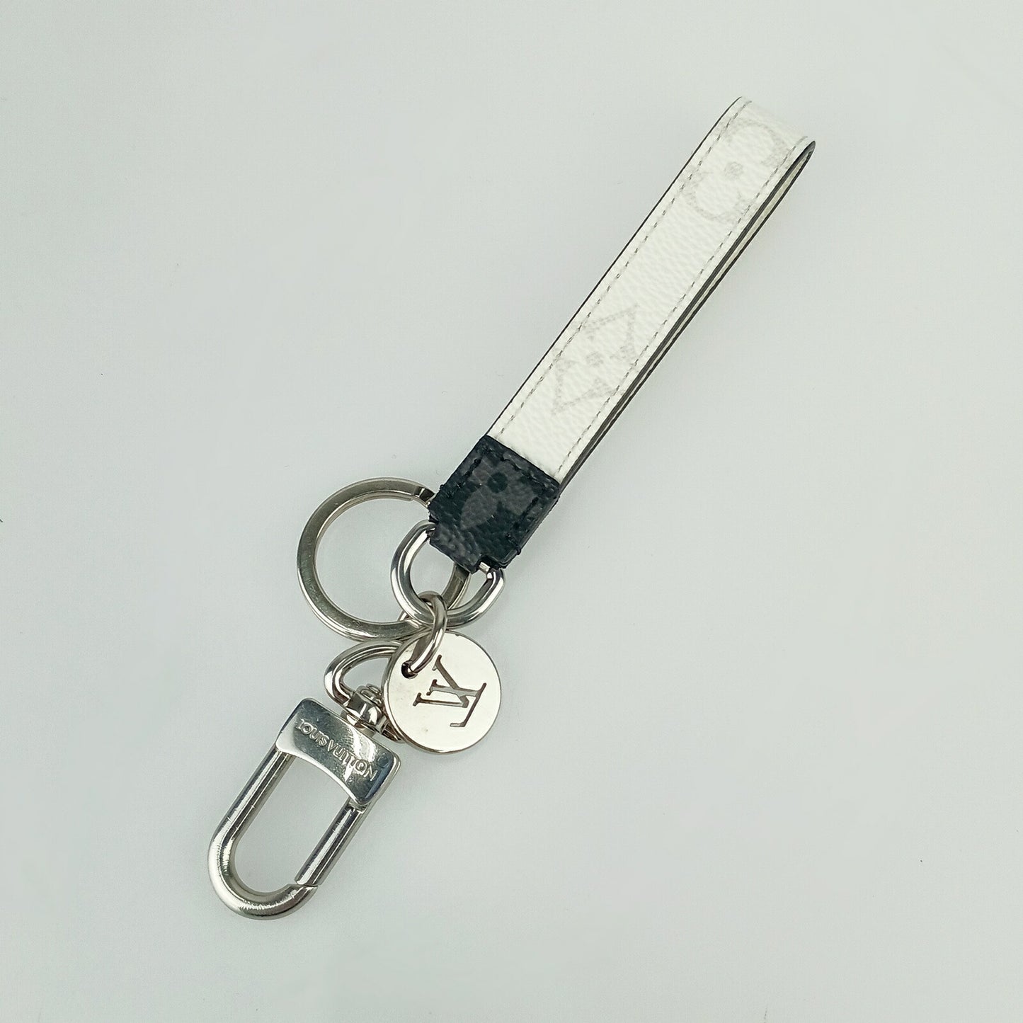 美品 LOUIS VUITTON ルイ ヴィトン バッグチャーム キーホルダー・ドラゴンヌ M82379 ホワイト系 ブラック系 モノグラム・キャンバス モノグラム・エクリプス キャンバス ユニセックス キーリング