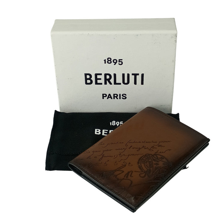 Berluti ベルルッティ パスポートケース カードケース カリグラフィ エスケール - ブラウン スクリットスワイプレザー メンズ 超美品