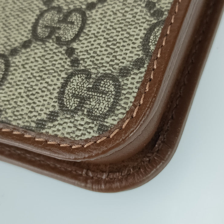 新品未使用展示品 GUCCI グッチ スマホカバー インターロッキングG iPhone 15Pro フォリオ 760185 ベージュ＆エボニー GGスプリームキャンバス レザー ユニセックス 手帳型