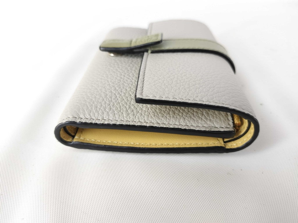 LOEWE ロエベ 財布 バーティカル スモール ウォレット C660S86 ホワイト系 グリーン系 レザー レディース 三つ折り財布 新古未使用展示品