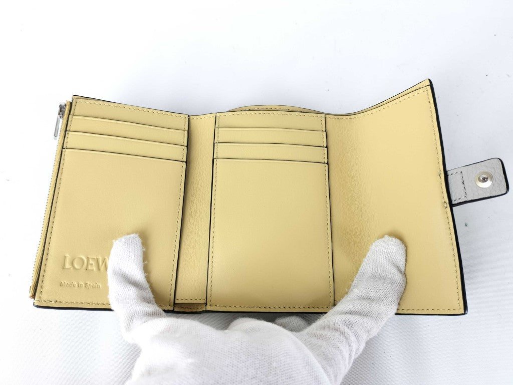 LOEWE ロエベ 財布 バーティカル スモール ウォレット C660S86 ホワイト系 グリーン系 レザー レディース 三つ折り財布 新古未使用展示品