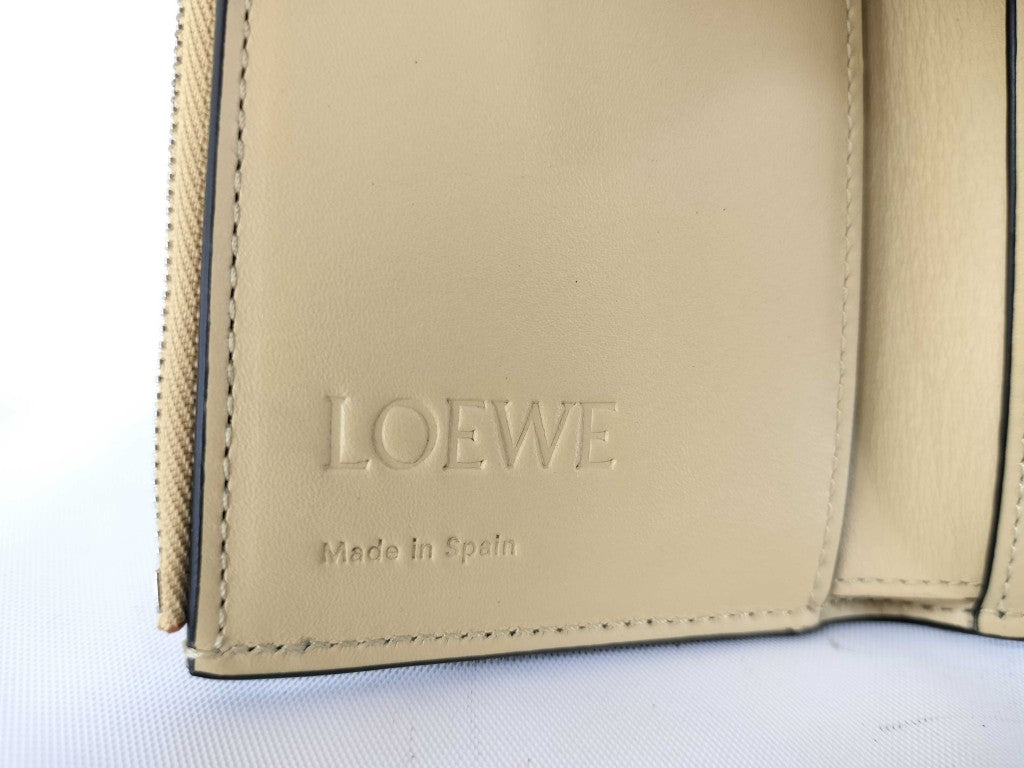 LOEWE ロエベ 財布 バーティカル スモール ウォレット C660S86 ホワイト系 グリーン系 レザー レディース 三つ折り財布 新古未使用展示品