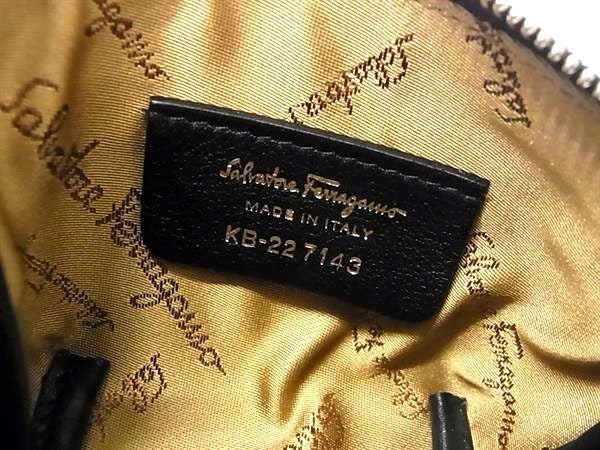 Salvatore Ferragamo フェラガモ コインケース ヴァラ メタルリボン KB-22 7143 ブラック系 レザー レディース 小銭入れ ポーチ シルバー金具 超美品