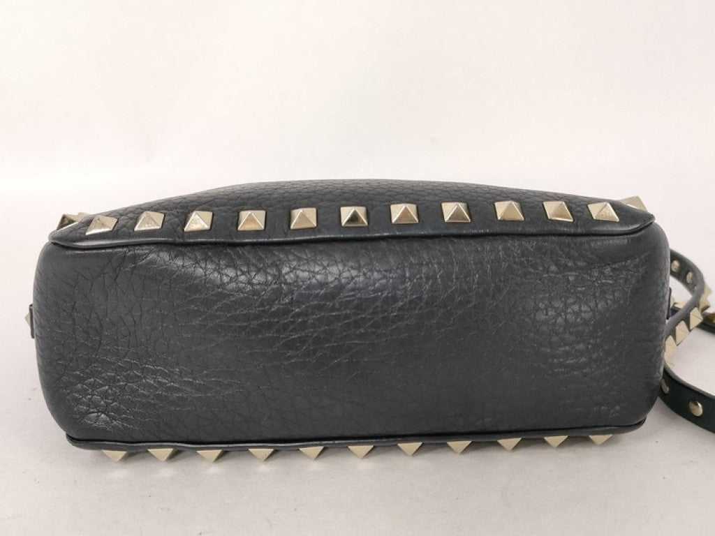 Valentino Garavani ヴァレンチノ ガラヴァーニ ショルダーバッグ ロックスタッズ スモール カメラバッグ ブラック系 レザー レディース シルバー金具 美品