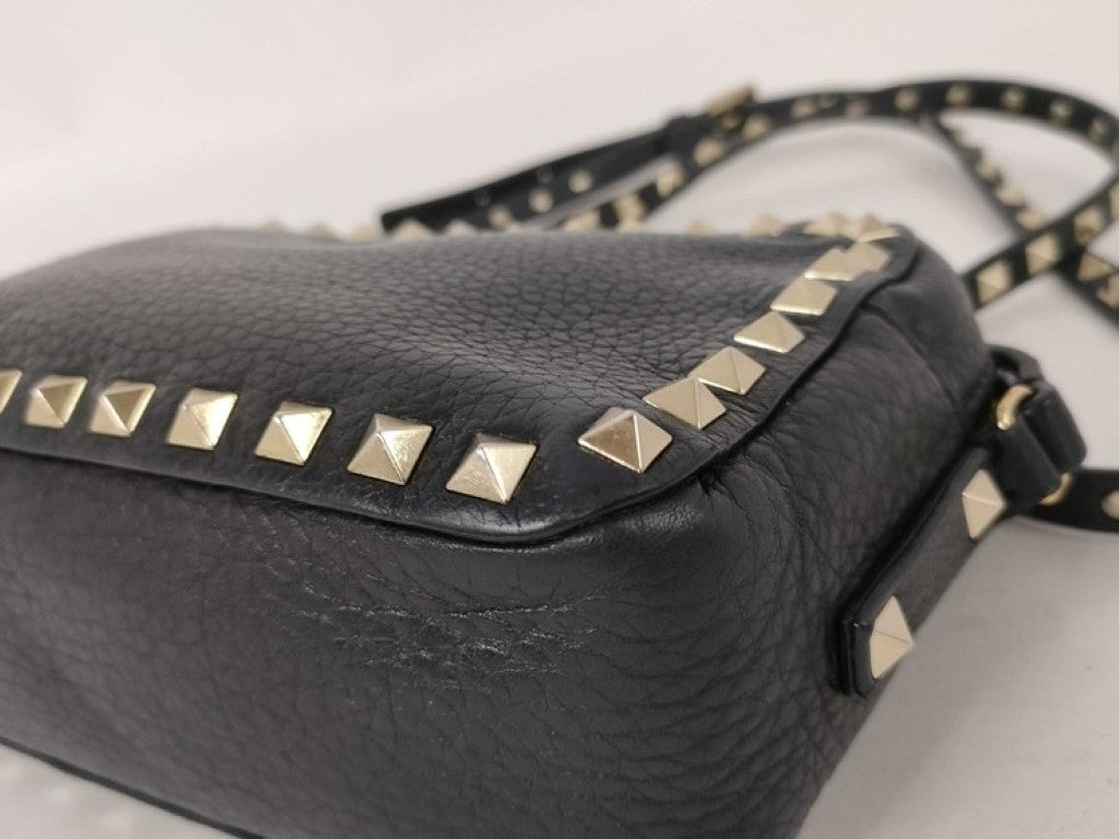 Valentino Garavani ヴァレンチノ ガラヴァーニ ショルダーバッグ ロックスタッズ スモール カメラバッグ ブラック系 レザー レディース シルバー金具 美品