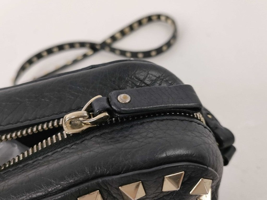 Valentino Garavani ヴァレンチノ ガラヴァーニ ショルダーバッグ ロックスタッズ スモール カメラバッグ ブラック系 レザー レディース シルバー金具 美品