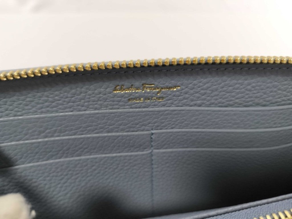 Salvatore Ferragamo フェラガモ 長財布 ガンチーニ IY-22 C843 ブルー系 レザー レディース ラウンドファスナー ゴールド金具 超美品