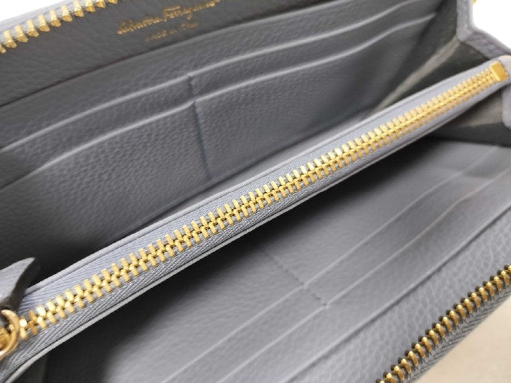 Salvatore Ferragamo フェラガモ 長財布 ガンチーニ IY-22 C843 ブルー系 レザー レディース ラウンドファスナー ゴールド金具 超美品
