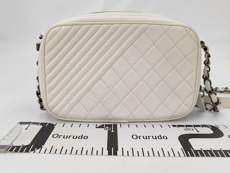 CHANEL シャネル ショルダーバッグ ボーイシャネル カメラバッグ ホワイト系 ラムスキン レディース マトラッセ キルティング ココマーク チェーン ガンメタ金具 ココボーイ 美品