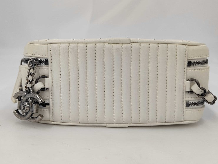 CHANEL シャネル ショルダーバッグ ボーイシャネル カメラバッグ ホワイト系 ラムスキン レディース マトラッセ キルティング ココマーク チェーン ガンメタ金具 ココボーイ 美品