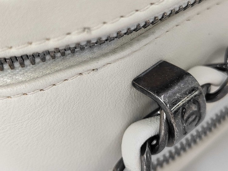 CHANEL シャネル ショルダーバッグ ボーイシャネル カメラバッグ ホワイト系 ラムスキン レディース マトラッセ キルティング ココマーク チェーン ガンメタ金具 ココボーイ 美品