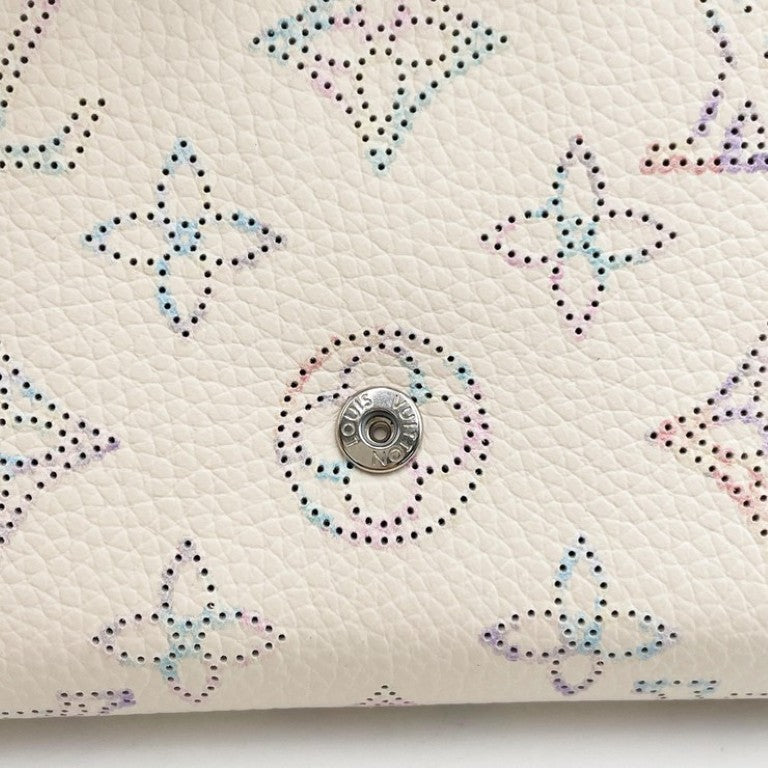 LOUIS VUITTON ルイヴィトン 三つ折り財布 ポルトフォイユ･イリスXS M25640 ドリームベージュ系 マヒナ レディース コンパクト シルバー金具 超美品