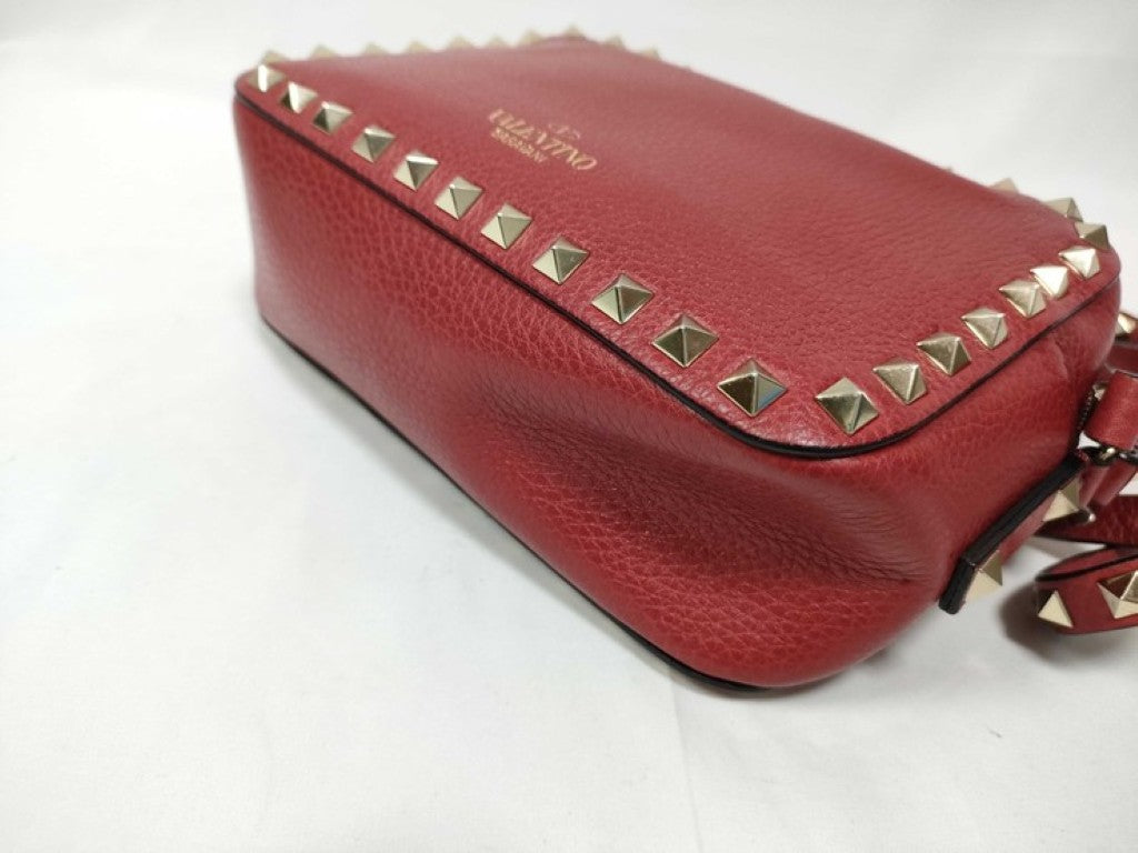 Valentino Garavani ヴァレンチノ ガラヴァーニ ショルダーバッグ ロックスタッズ スモール カメラバッグ PW2B0809VSF レッド系 レザー レディース ゴールド金具 美品