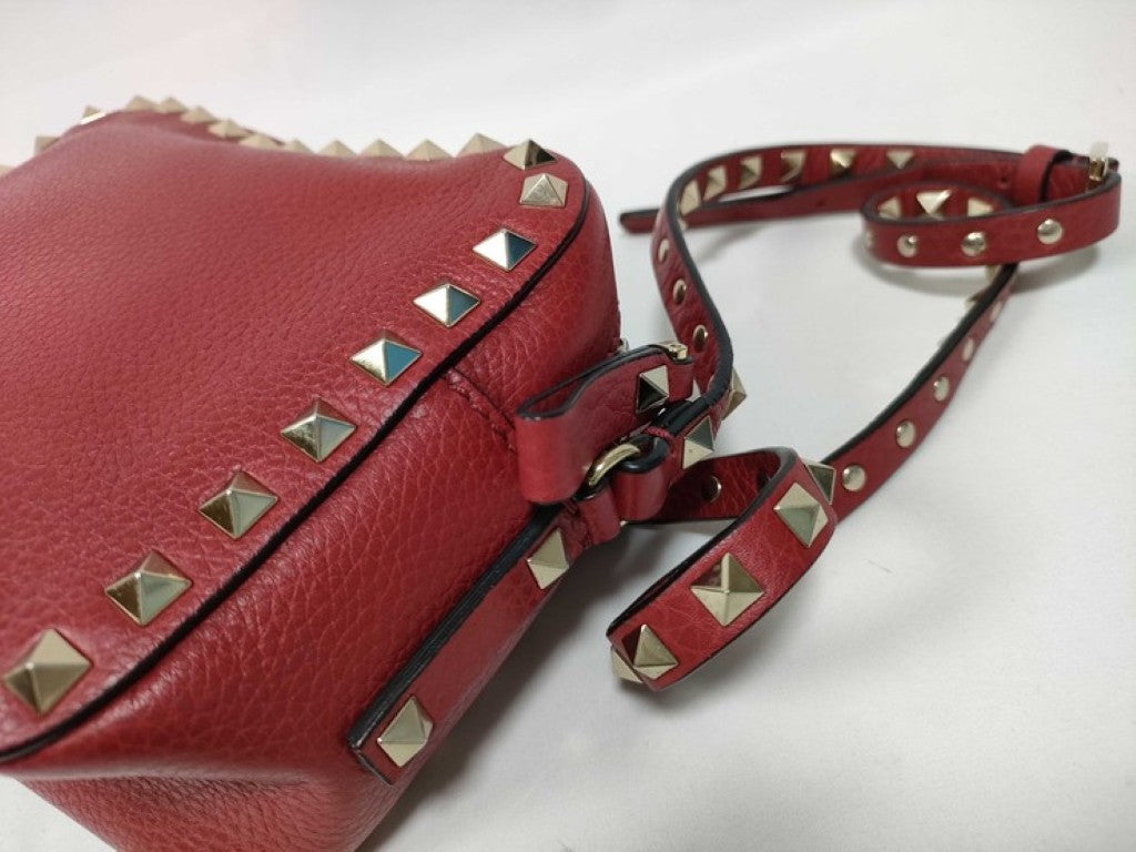 Valentino Garavani ヴァレンチノ ガラヴァーニ ショルダーバッグ ロックスタッズ スモール カメラバッグ PW2B0809VSF レッド系 レザー レディース ゴールド金具 美品