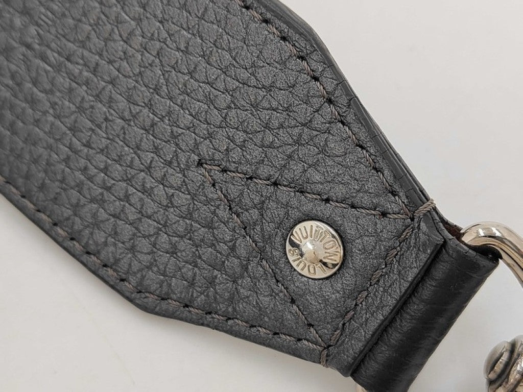 LOUIS VUITTON ルイヴィトン ショルダーストラップ J02392 ブラック グレー系 トリヨンレザー ユニセックス シルバー金具 ロゴ